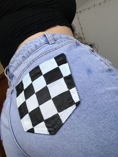 Black and white blocks, light blue denim shorts. The classic checkered pattern. Diy Pants, Sew Your Own Clothes, Painted Clothes Diy, Diy Jeans, Denim Art, Diy Vetement, Custom Jeans, Painted Jeans, Denim Diy