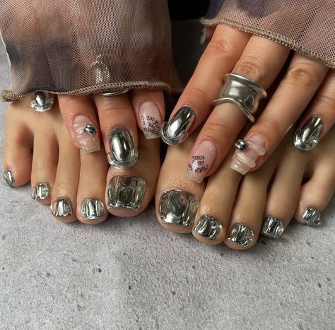 Easy Fall Nail Designs, Hello Nails, Punk Nails, Grunge Nails, Minimal Nails, Metallic Nails, Silver Nails, Funky Nails, Chic Nails