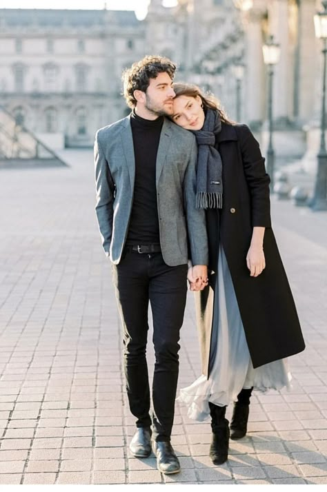 Paris Engagement Photos, Couples City, Nyc Photoshoot, Prewedding Shoot, Paris Couple, Pre Wedding Photoshoot Outfit, Winter Engagement Photos, City Outfits, Couple Picture Poses