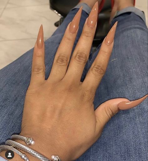 September Nail Ideas Stiletto, Fall Stilleto Nails Long, Nude Stilletos Nails, Nude Stiletto Nail Designs, Nude Nails Stiletto, Neutral Stiletto Nails, Natural Stiletto Nails, Nude Stiletto Nails, Nude Baddie Nails