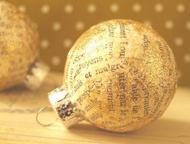 Decoupage Christmas Ornaments: 3 Steps Mod Podge Glitter, How To Make Banners, Paper Scraps, Diy Ornaments, Old Christmas, Easy Christmas Diy, Christmas Ornaments To Make, Homemade Christmas, Deck The Halls