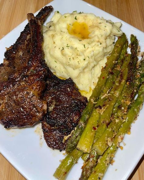 EatsByTweet on Instagram: "Dinner Inspo? Lamb chops, mashed potatoes, and asparagus! Craving red meat bad rn 🫣 #foodporn • • #dinnerideas #foodinsta #lambchops #mealideas" Mashed Potatoes And Asparagus, Potatoes And Asparagus, Lamb Dinner, Healthy Lunch Snacks, Soul Food Dinner, Food Babe, Food Therapy, Yummy Comfort Food, Food Recepie