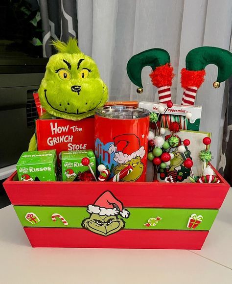 Christmas Gifts Ideas For Family, Grinch Gift Basket, Airheads Extreme, Christmas Gifts Homemade, Hersey Kisses, Haribo Candy, Grinch Stuff, Christmas Gift Baskets Diy, Grinch Christmas Party