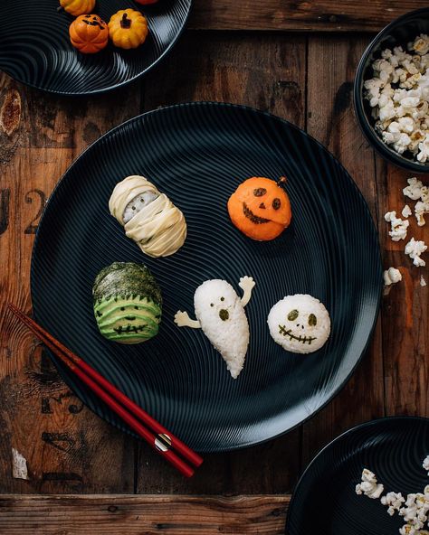 Cute Halloween Food Ideas, Halloween Sushi, Sushi Halloween, Cute Halloween Food, Halloween Food Ideas, Halloween Dishes, Black Range, Spooky Food, Halloween Party Dinner