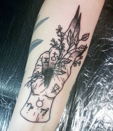 Wicca Tattoo, Wiccan Tattoo, Tattoo Main, Witchcraft Tattoos, Pagan Tattoo, Beginner Tattoos, Occult Tattoo, Goth Tattoo, Witch Tattoo