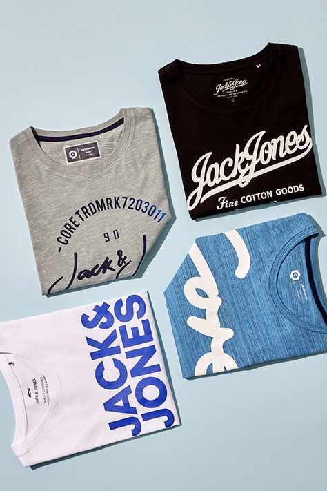 Men's printed t-shirts. An essential part of your wardrobe. Find your new favourite right here. #jackandjones #menswear #tshirts T Shirt Photography Ideas Products, Tshirt Photography Ideas, Tshirt Reference, Tshirt Flatlay, Fig Ideas, Shirt Flatlay, Dress Layout, Flatlay Clothes, T-shirt Photography