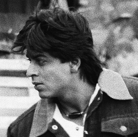 Shahrukh Khan Black And White, Srk Black And White, India Actor, Bollywood Aesthetic, 90s Bollywood Aesthetic, Crush Crush, King Khan, 90s Bollywood, King Of Hearts