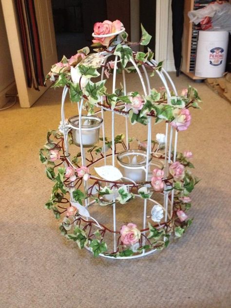 Spring Wedding Table Centerpieces, Vintage Bird Cage Decor, Spring Wedding Table, Diy Bird Cage, Birds Cage, Cage Decor, Bird Cage Centerpiece, Garden Birdhouses, Decoration Restaurant