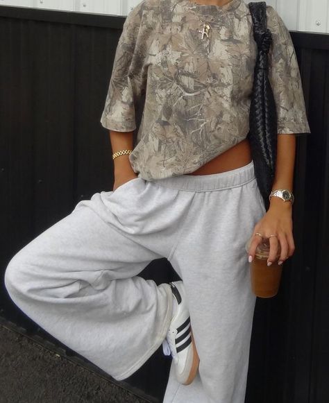 Cute Casual Outfits With Sweatpants, College Athletic Outfits, Cancelled Podcast Outfits, Cute Outfits With White Sweatpants, Cozy Beach Fits, Airport Fit Winter, Leo Rising Outfits Women, Cute Outfits To Wear With Sweatpants, Boho Sweatpants Outfit