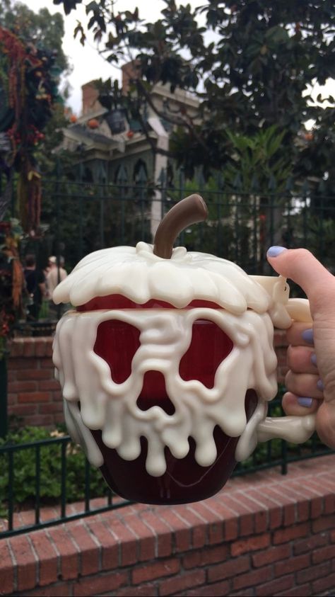 Pumpkin Hot Chocolate in a Poison Apple Mug Poison Apple Mug, Pumpkin Hot Chocolate, Idee Cricut, Poison Apple, Poison Apples, Disney Mugs, Cool Mugs, Cute Cups, Disney Food