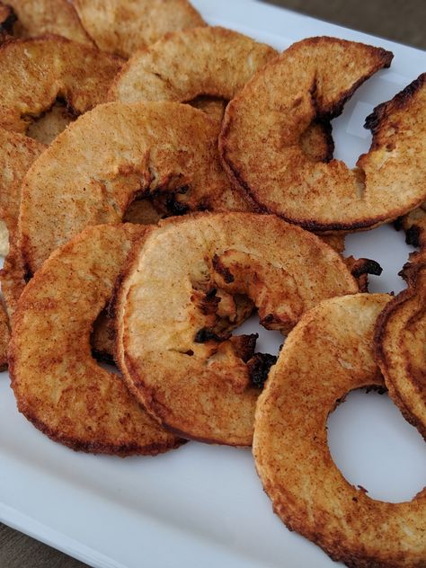 Homemade Apple Chips Airfryer Apple Chips, Apple Chips In Microwave, Air Fryer Apple Chips Healthy Recipes, Honeycrisp Apple Recipes Air Fryer, Apple Chips Dehydrator Crispy, Healthy Apple Chips, Homemade Apple Chips, Under 100 Calories, Apple Chips