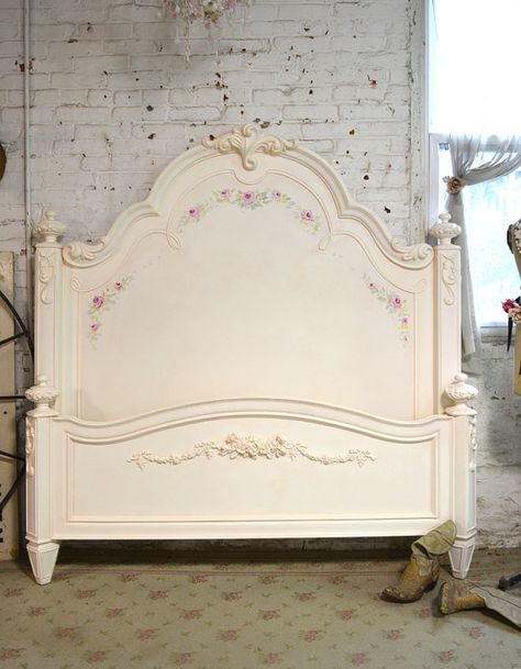 Angel Queen, Muebles Shabby Chic, Romantic Princess, Rustic Headboard, Cal King Bedding, French Country Bedrooms, Cherub Angel, Painted Cottage, Shabby Chic Dresser