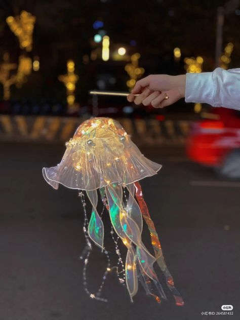 Underworld Party, Installation Art Ideas, Jellyfish Lighting, Jellyfish Project, Jellyfish Lantern, Diy Jellyfish, Jellyfish Decorations, Jellyfish Light, Jellyfish Lamp