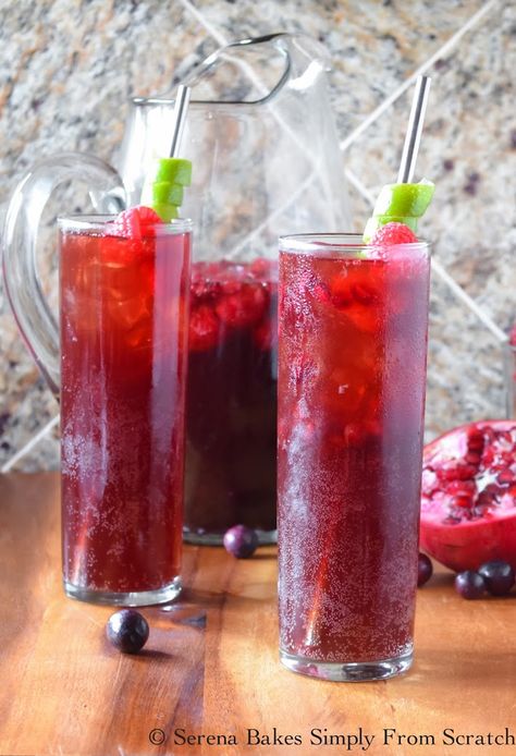 Sparkling Pomegranate Berry Punch is the perfect libation for the holidays. Pomegranate Drinks, Cranberry Punch, Punch Cocktails, Cranberry Juice Cocktail, Berry Punch, Diy Easy Recipes, Cocktails Recipes, Punch Recipe, Drinks Cocktails