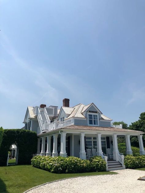 Oversized Cape House, Cape Cod Summer House, Cape Cod Home Aesthetic, East Coast Style Homes, Cap Cod Style Homes, Cape Cod House Interior, East Coast House, Sims 4 Worlds, Cape Cod Aesthetic