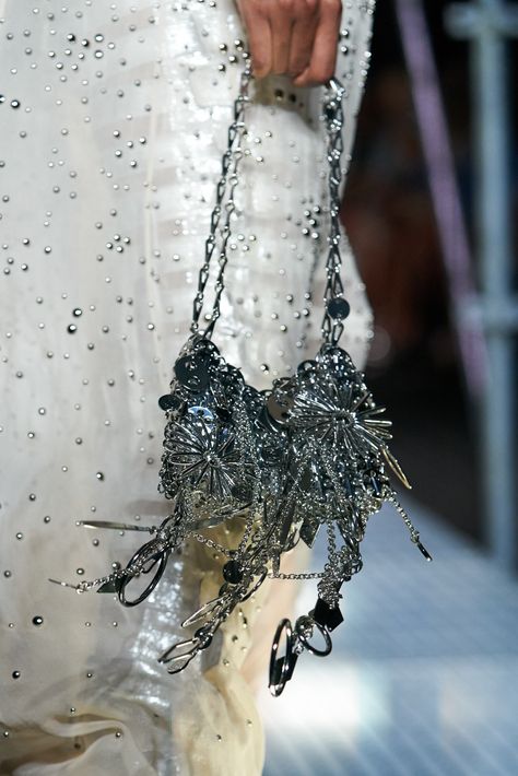 Spring 2023 Fashion Show, Funky Purses, Bag Obsession, Girly Bags, 2023 Fashion, Spring 2023, Paco Rabanne, Beaded Bags, Diy Bag