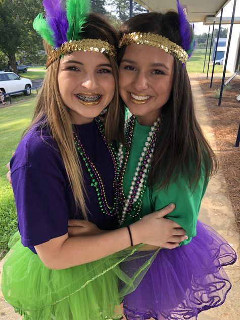 Kids Mardi Gras Outfit, Mardi Gras Costume Ideas Women, Mardi Gras Parade Outfit Ideas, Mardi Gras School Dance Outfits, Mardi Gras Outfits Diy, Mardi Gras Dress Up Ideas, Mardi Gras Homecoming, Mardi Gras Costume Diy, Mardigrass Ideas