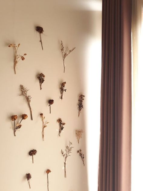 Dry Wall Decor Ideas, Wall Decor Dried Flowers, Dried Flowers On Wall Decor, Dried Flowers Ideas Wall Decor, Wall Of Dried Flowers, Dried Flower On Wall, Wall Dried Flower Decor, Dry Flowers Wall Decoration, Wall Dried Flowers