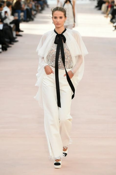 Chanel Spring 2025 Ready-to-Wear Fashion Show & Collection Review [PHOTOS] Runway Moments, New Fashion Style, Fashion Themes, Chanel Haute Couture, Chanel Spring, Show Collection, 2025 Fashion, Fashion Week Runway, September 2024