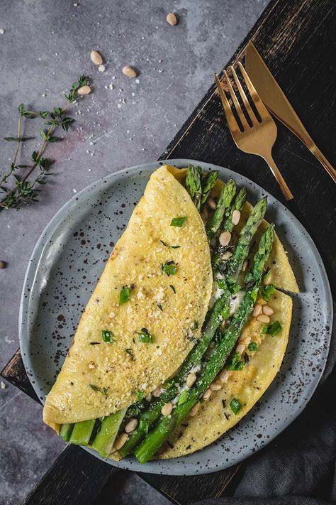 Asparagus Omelette for One (with Ricotta) - Yummy Addiction Asparagus Omelette, Breakfast For One, Spring Veggies, Asparagus Pasta, Chicken Asparagus, Egg Dishes, Filling Breakfast, Egg Dish, Creamy Cheese