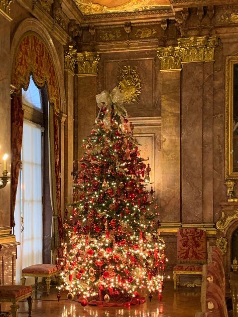 Christmas Palace, Damask Wall, Marble House, Xmas Wallpaper, Rays Of The Sun, Christmas Feeling, Christmas Wonderland, Miniature Christmas, Santa Ornaments