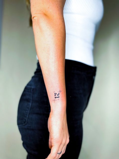 Number On Wrist Tattoo, 21 Tattoo Number Design, Number Wrist Tattoo, 21 Tattoo Number, Sparkle Tattoos, 11 11 Tattoo, Tattoos Moon, Queen Tattoos, 21 Tattoo