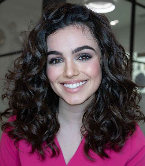 Below Shoulder Length Hair Wavy, Medium Natural Curly Haircuts, Medium Hair Styles For Curly Hair, Curly Girl Haircuts Medium Lengths, Mid Length Wavy Curly Haircuts, Layered Curly Hair Shoulder Length, 2b Wavy Hair Haircuts Medium, Shoulder Length Naturally Wavy Hair, Haircut In Curly Hair