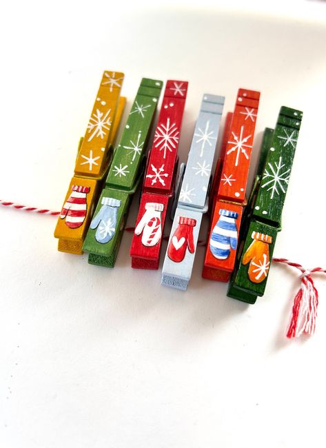 Display Christmas Cards, Christmas Place Card Holders, Painted Clothes Pins, Christmas Clothespin, Clothespin Crafts Christmas, Clothespin Diy Crafts, Clothespins Diy, Clothespin Art, Greeting Card Display