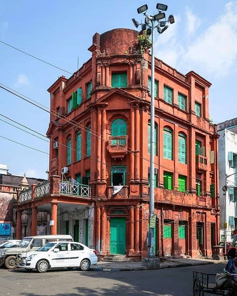 Do you often stop by looking at a Calcutta house? Standing and admiring the architecture? Well this happens in Kolkata where the  smell of old is still very strong.  @ig_aneek  Turn on post notifications to never miss an update from this page  Use our official hashtag #indiandesign or #designindian & tag us @designindian  #designinspiration #india #indiandesign #designindian #Indiandesigners #indianart #indianPhotography #luxury  #indianfashion #indianfashionblogger #indianethnic #indianethnicwe Incredible India Posters, Indian Tourism, India Drawing, India Street, India Poster, India Painting, Quaint Cottage, India Culture, Restaurant Ideas