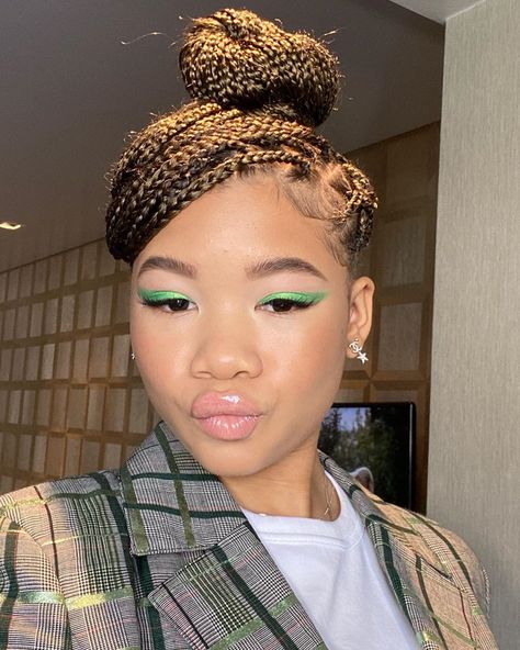 82.7k Likes, 294 Comments - Storm Reid 💥💫 (@stormreid) on Instagram: “Fun businesswoman realness brought to you @paulyblanch and @shawnna818 💼💚” Green Makeup Looks Black Women, Green Makeup Looks, Makeup Looks Black Women, California Hair, Green Eyeliner, Storm Reid, Cool Face, Green Makeup, Cool Braid Hairstyles