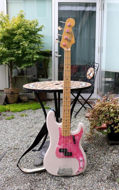 Pretty Electric Guitar, Pink Bass Guitar, Bass Guitar Aesthetic, Cool Bass Guitars, Vasos Vintage, I Love Bass, Bass And Guitar, Dream Guitar, Cool Instruments