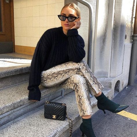 Cool rocker look - black turtleneck, snake print pants and Chanel bag Photo by Olivia Faeh in Zürich, Switzerland with @ootdmagazine, @ootdsubmit, @senstylable, @streetstyleluxe.    #Regram via @BvF7E_DlKj5 Snake Print Pants Outfit, Snake Pants Outfit, Wardrobe Closet Design, Grunge Outfits Black, Print Pants Outfit, Edgy Outfits Grunge, Snake Print Outfit, Snake Skin Pants, Denim Leather Jacket