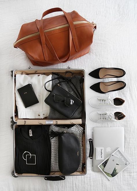 Trendy Travel Bags, How To Have Style, Flat Layout, Travel Girl, Travel Capsule, Suitcase Packing, What In My Bag, Woman Style, Bag Essentials