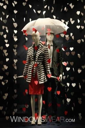 Clever Valentine's Day window display! Hanging hearts, great idea. Valentines Window Display, Display Visual Merchandising, Fashion Window Display, Window Display Retail, Decoration Vitrine, Bookshelf Art, Store Window Display, Visual Merchandising Displays, Store Window Displays