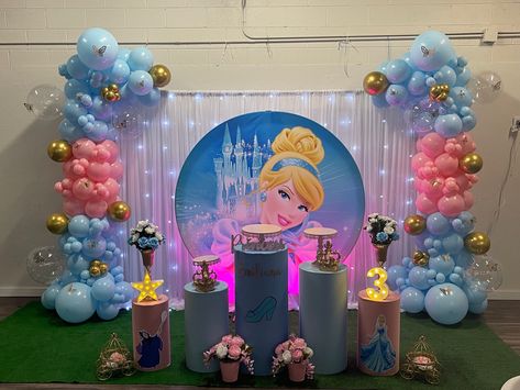 Cinderella princess balloon idea Cinderella Balloon Decorations, Cinderella Birthday Theme, Cinderella Party Theme, Princess Balloon, Disney Party Decorations, Princess Backdrops, Ariel Birthday Party, Princess Balloons, Cinderella Birthday Party