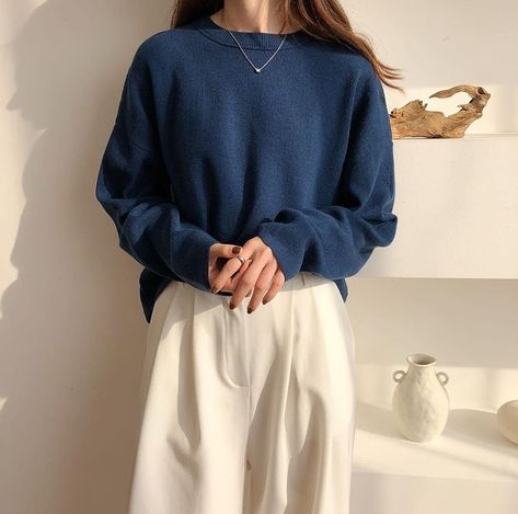 Dark Blue Outfits Aesthetic, Dark Blue Sweater Outfit, Navy Sweatshirt Outfit, Eclectic Closet, Casual Day Outfits, Dream Style, Pretty Clothes, Fashion Board, Blue Sweater