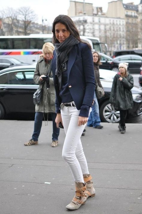 Geraldine Saglio - The Parisian Emanuel Alt, French Voguettes, Geraldine Saglio, Emmanuelle Alt Style, Jeans Heels Outfit, Fashion 2000, Entertaining House, Emmanuelle Alt, Parisienne Chic