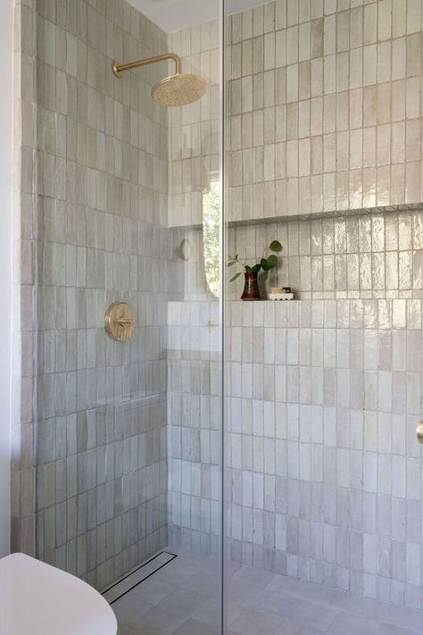 Top 7 Bathroom Shower Trends for 2024 - Nikki's Plate Master Shower Tile, Master Bath Shower, Full Bathroom Remodel, Digital Showers, Bathroom Shower Tile, Primary Bathroom, Primary Bath, Bathroom Remodel Designs, Master Bath Remodel