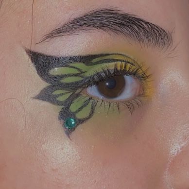 green and yellow butterfly inspired eyeshadow look Green Butterfly Makeup, Green And Yellow Butterfly, Butterfly Makeup Look, Butterfly Eyeliner, Eyeliner Inspo, Sunset Makeup, Funky Makeup, Butterfly Makeup, Cute Eye Makeup