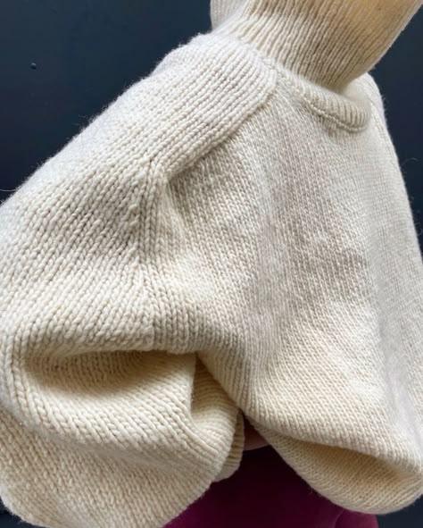 Dropped Stitch Knitting, Babaa Knitwear, Babaa Sweaters, Outfit Inspiration Women, Knitwear Inspiration, Diy Textiles, Handmade Knitwear, Yarn Inspiration, How To Purl Knit