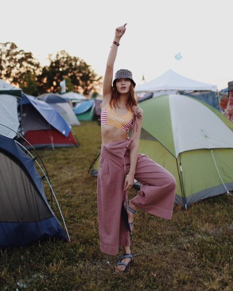 Natalie Suarez at Bonnaroo Winter Start, Natalie Off Duty, Travel Looks, Festival Attire, Festival Camping, Summer Playsuit, Music Festival Outfits, Model Inspo, Androgynous Fashion