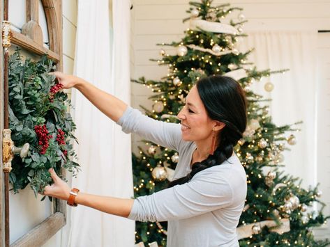 Joanna Gaines' farmhouse Christmas decor puts all the warmth into the holidays. We are so inspired from her genius ways to make the season bright. Joanna Gaines Christmas Decor, Joanna Gaines Christmas, Fixer Upper Joanna, Joanna Gaines Decor, Gaines Fixer Upper, Joanna Gaines Farmhouse, Magnolia Fixer Upper, Magnolia House, Chip Gaines