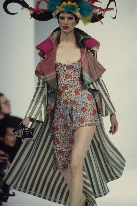 John Galliano Spring 1993 Ready-to-Wear Fashion Show - Kristen McMenamy Vintage Galliano, Vintage Fashion 1950s, Fashion 1950s, Quirky Fashion, John Galliano, Vogue Fashion, Costume Design, Victorian Fashion, 90s Fashion