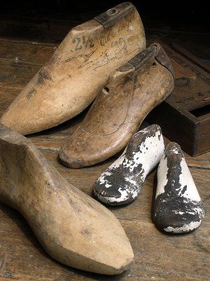 shoe lasts vintage Regency Shoes, 18th Century Shoes, Tailor's Dummy, Shoe Cobbler, Century Shoes, Vintage Mannequin, Shoe Molding, Wood Shoe, House Cottage