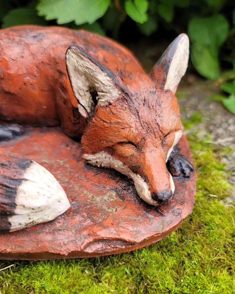 Fox Sculpture, Handcrafted Pottery, Chainsaw Carving, Sculpture Ideas, Fox Art, Red Fox, Dry Clay, Air Dry Clay, Terra Cotta