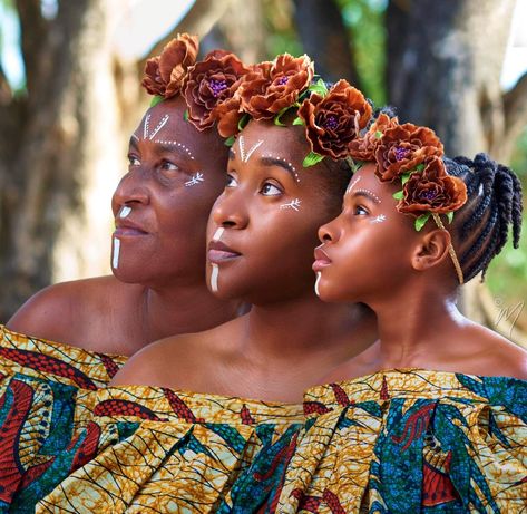 3 Generation Pictures Ideas Women, Generational Photoshoot, Afro Photoshoot, Family Generation Photography, Generation Photography, Generation Pictures, Generations Photography, I Love Being Black, Family Portrait Poses