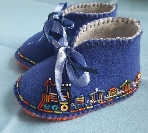 Funny steam locomotive Handmade Baby Shoes, Crochet Barefoot Sandals, Beaded Moccasins, Sewing Baby Clothes, Felt Shoes, Felt Baby, Bangles Jewelry Designs, Baby Hands, Embroidered Clothes