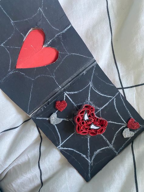 Spider Man Themed Gifts, Cute Partner Gifts, Spider Man Wrapping Ideas, Spider Man Diys, Cute Things To Make Him Diy, Spider Man Things To Make, Spider Man Gift Basket For Boyfriend, Handmade Spiderman Gifts, Spiderman Gifts For Boyfriend Diy