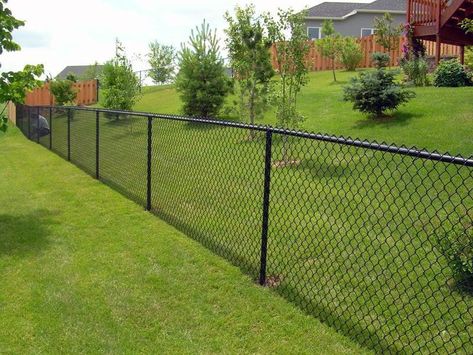 Chain Link Fence Ideas, Privacy Slats, Black Chain Link Fence, Pagar Modern, Fence Fabric, Chain Link Fencing, Wooden Fence Ideas, Fence Wall Design, Fence Options