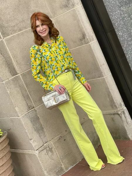 Love this lemon printed top from Alice and Olivia. Paired with these yellow pants, its giving all the right summer vibes Yellow Pants, Dallas Fashion, Lemon Print, Alice And Olivia, Summer Outfit Inspiration, Summer Fashion Outfits, Spring Summer Fashion, Summer Style, Print Tops